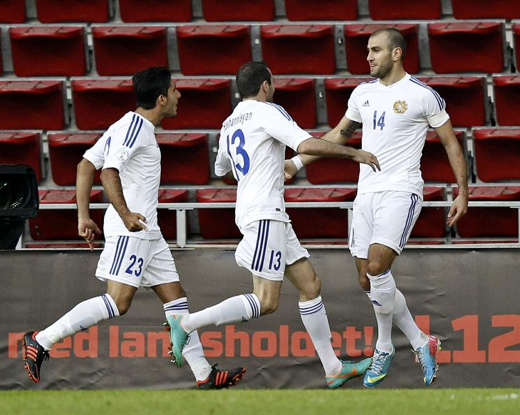 Mareridt. Det danske landsholds mest elendige præstation i flere årtier skete i juni 2013, da Aras Özbiliz (tv) og  Yura Movsisyan (th) scorede tre af fire armenske mål. 