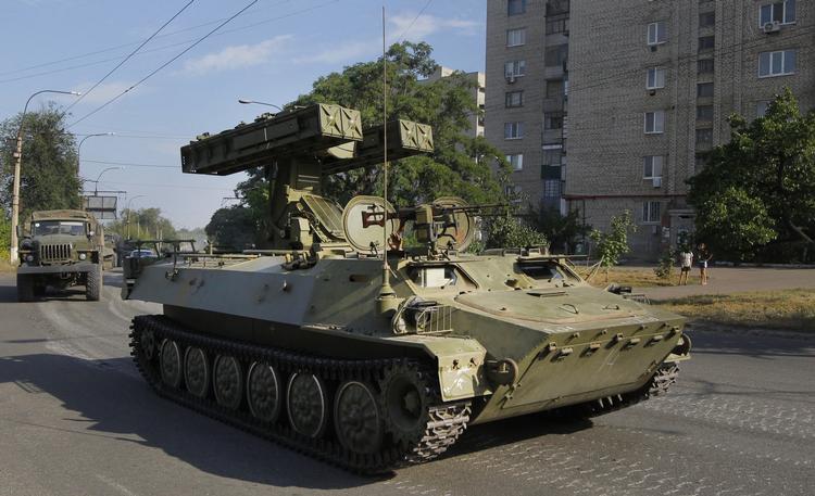 UDSTYR. Militære køretøjer kører gennem Krasnodon. Flere internationale medier har set konvojer med militære køretøjer og udstyr komme ind fra øst til de områder, de russisksindedes militser har besat. Her er det et missilsystem, der kører frem. 