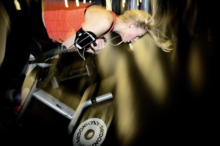dyrere. Fitness.dk er dyrere end de øvrige fitness-kæder, og derfor er kæden pisket til hele tiden at forbedre sig på service- og produktsiden, lyder det fra økonomidirektøren. 