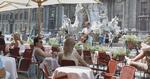 trækplaster. Piazza Navone i Rom lokker mange turister til, og muligvis også lommetyve. 