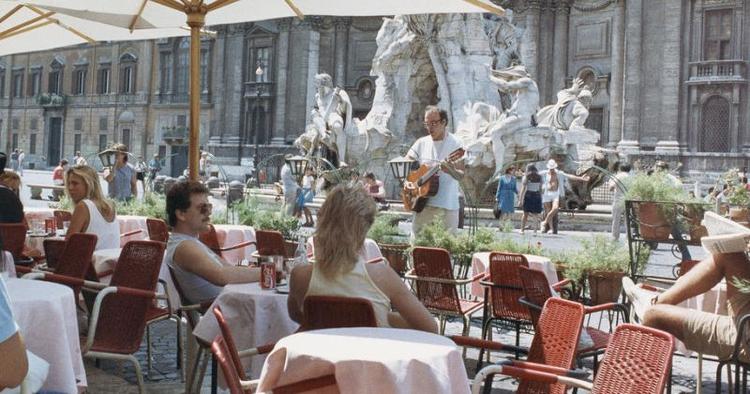 trækplaster. Piazza Navone i Rom lokker mange turister til, og muligvis også lommetyve. 