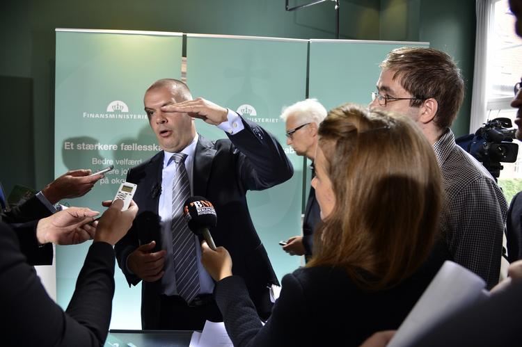 Budget. Bjarne Corydon havde travlt med at forklare regeringens finanslovsudspil for pressen. 