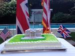 Forargelse. Den britiske ambassade i Washington, USA, fejrer, at britiske styrker satte ild til Det Hvide Hus for 200 år siden. Her med en kage, som forestiller Det Hvide Hus omringet af stjernekastere. 