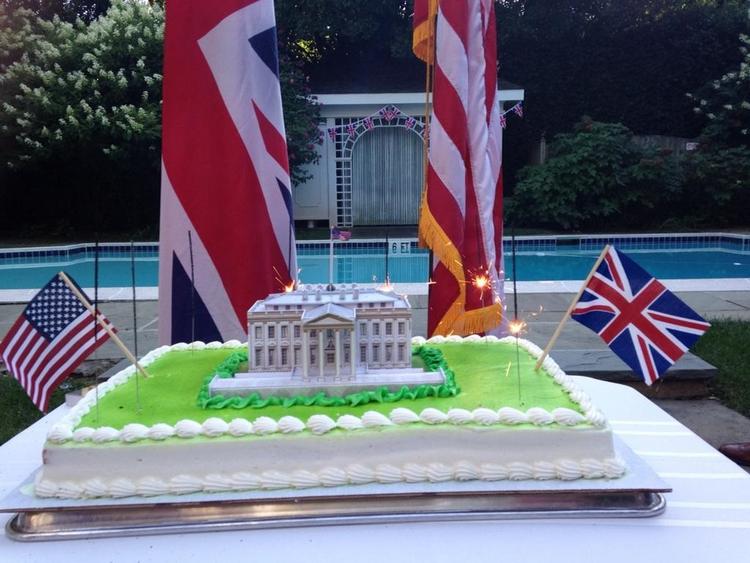 Forargelse. Den britiske ambassade i Washington, USA, fejrer, at britiske styrker satte ild til Det Hvide Hus for 200 år siden. Her med en kage, som forestiller Det Hvide Hus omringet af stjernekastere. 