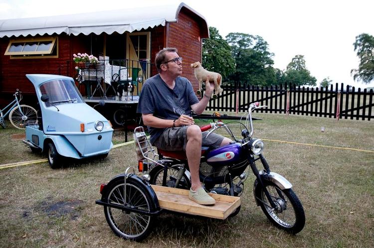rekvisitter. Den specialbyggede, svenske knallert og den blå scooterknallert, begge af mærket Monark, skal bruges i et tv-program. Knallerten tilhører Søren Østergaards karakter Smadremanden. 