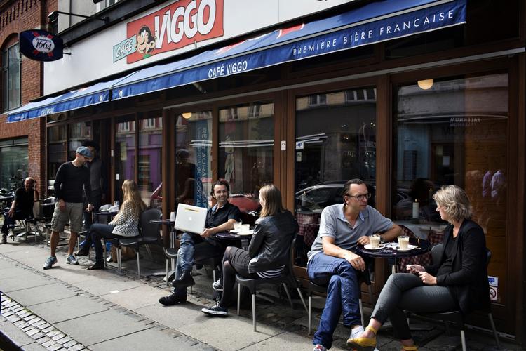 Hygge. God stemning på Værnedamsvej foran Café Viggo. 