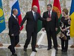 Den hviderussiske præsident  Alexander Lukasjenko (nr. 2 fra venstre) byder velkommen til Ruslands Vladimir Putin (venstre) og Ukraines Petro Porosjenko (2. fra højre) til topmøde i Minsk. Sammen med EU's udenrigschef Catherine Ashton (højre) skal de i dag diskutere situationen i det østlige Ukraine. 