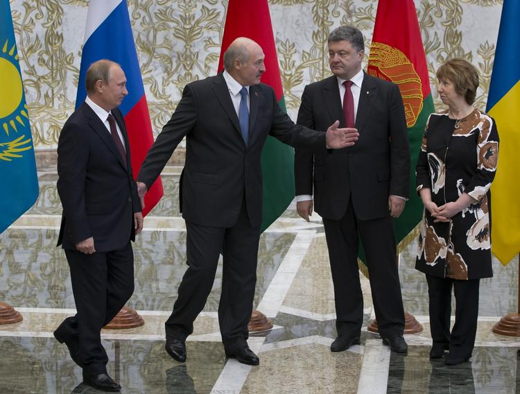 Den hviderussiske præsident  Alexander Lukasjenko (nr. 2 fra venstre) byder velkommen til Ruslands Vladimir Putin (venstre) og Ukraines Petro Porosjenko (2. fra højre) til topmøde i Minsk. Sammen med EU's udenrigschef Catherine Ashton (højre) skal de i dag diskutere situationen i det østlige Ukraine. 