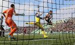 solgt. Medhi Benatia (th) scorer i 2013 for sin daværende klub, Udinese. 