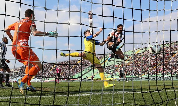 solgt. Medhi Benatia (th) scorer i 2013 for sin daværende klub, Udinese. 