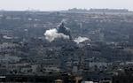 Nedslag.. Røg stiger op efter et israelsk raketangreb på Gaza i dag. En fælles våbenhvile er trådt i kraft til aften klokken 18 dansk tid. 