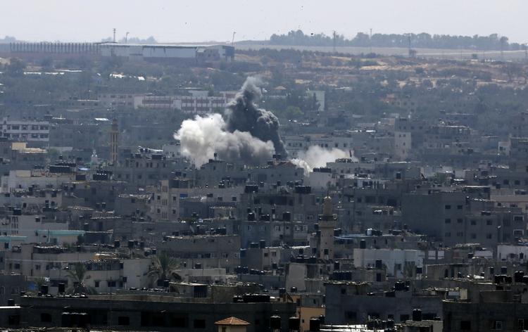 Nedslag.. Røg stiger op efter et israelsk raketangreb på Gaza i dag. En fælles våbenhvile er trådt i kraft til aften klokken 18 dansk tid. 