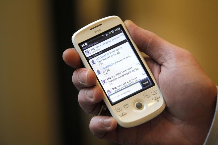Mobilfusk. Svindlere sender sms'er, der får brugeren til at ringe til et dyrt nummer. 