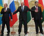 Gennembrud. Det er første gang siden juni, hvor kampene brød ud i Ukraine, at de to præsidenter mødes ansigt til ansigt. Fra venstre, Ruslands præsident, Vladimir Putin,  Hvideruslands præsident, Alexander Lukasjenko, og Ukraines præsident, Petro Poroshenko. 