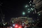 Våbenhvile. I Gaza jublede palæstinensere over våbenhvilen og fejrede den med fest i gaderne og fyrværkeri. Hamas kalder våbenhvilen for en »sejr for modstanden«. 