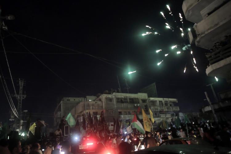 Våbenhvile. I Gaza jublede palæstinensere over våbenhvilen og fejrede den med fest i gaderne og fyrværkeri. Hamas kalder våbenhvilen for en »sejr for modstanden«. 