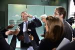 fastholder. Finansminister Bjarne Corydon (S) fremlagde i går regeringens forslag til næste års finanslov. Regeringen fastholder sit skøn for væksten i økonomien, selv om vores nabolande oplever økonomiske problemer. 