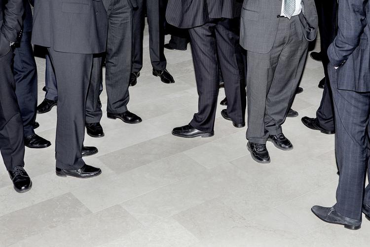 opgradering. Bankdirektører til møde i Finansrådet. De kan glæde sig over, at kreditvurderingsbureauet Moody's ser mere optimistisk på deres branche. 