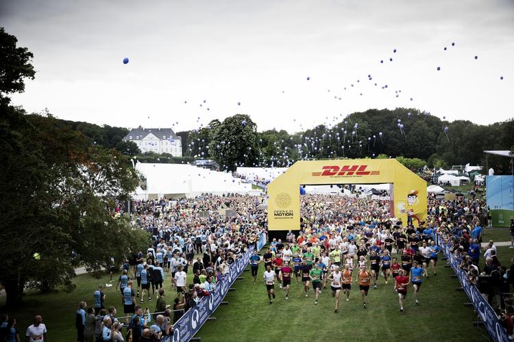 Motion. Omkring 120.000 løbere deltager i året DHL-stafet. Men i går fik tre løbere hjertestop. 