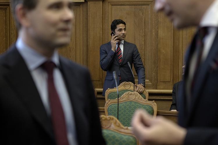 KRITIK. Flere socialordførere har klaget over manglende information om den nye fordeling af satspuljemidlerne. Socialminister Manu Sareen (R) lover snarlig afklaring. 