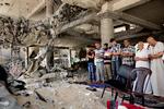 Ruiner. Politikens fotograf var tidligere på måneden i Gaza. Her er der middagsbøn i den bombede Al-Sousi moské. 