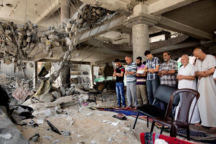 Ruiner. Politikens fotograf var tidligere på måneden i Gaza. Her er der middagsbøn i den bombede Al-Sousi moské. 