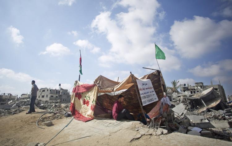 ØDELÆGGELSER. Gazapalæstinenser har bygget et intermistisk telt ved sit sammenstyrtede hus i Shijaiyah-kvarteret i Gaza By. 