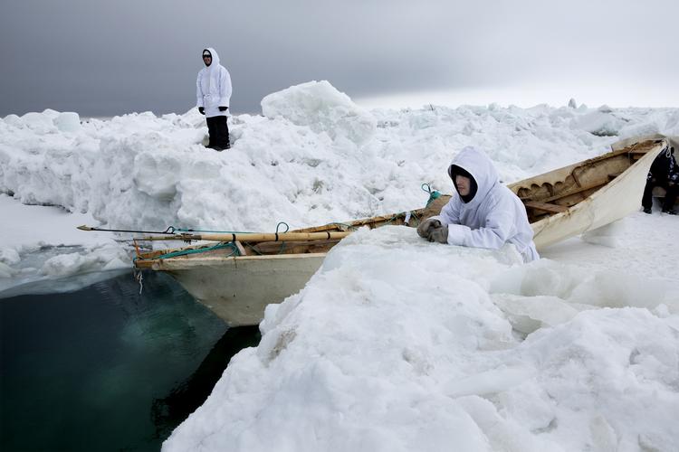 JAGT. I USA's nordligste by, Barrow i Alaska, foregår mange ting stadig som for mange, mange tusind år siden. 