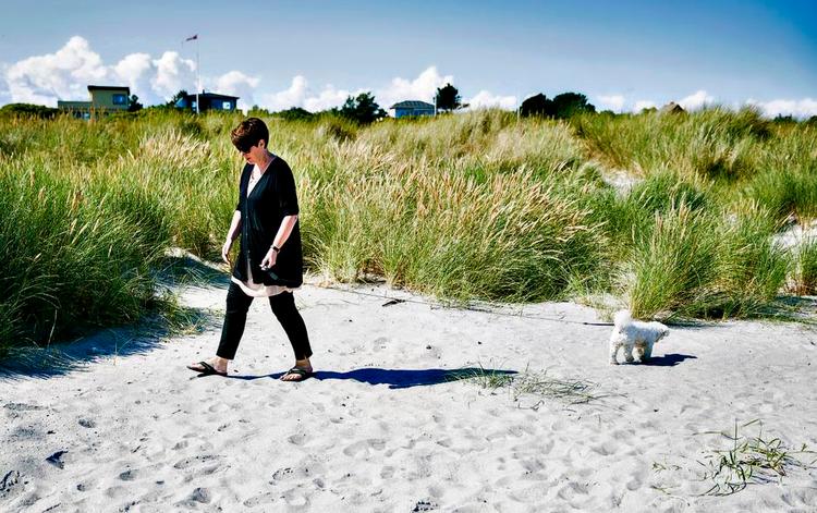 Ventetid. 47-årige Helle Bech fra Grenaa er kræftsyg og venter på svar fra Ankestyrelsen, om hun har krav på sygedagpenge. Foto: Janus Engel 