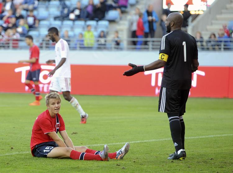 DEBUTANT. Efter 41 minutter var Martin Ødegaard tæt på at score, men han nåede ikke frem til afleveringen. Den 15-årige debutant spillede hele kampen mod De Forenede Arabiske Emirater. 