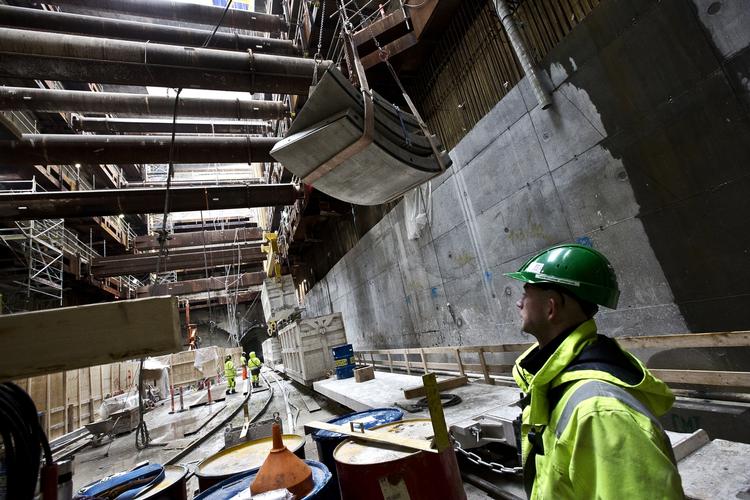 korttidsansat. Otte virkarbureauer fra Irland, Italien, Portugal, Sverige og Danmark leverer mandskab til betonarbejdet ved metrobyggeriet. Eneste undtagelse er et italiensk firma, der arbejde med faste medarbejdere. 