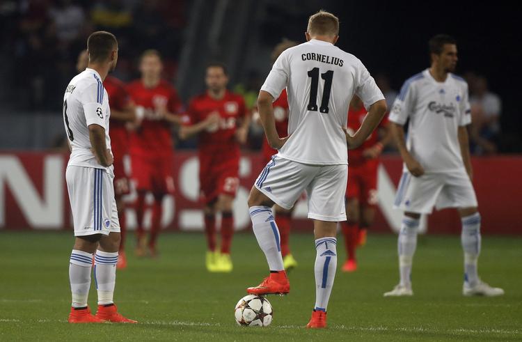 2-0. Efter Bayer Leverkusens andet mål er Baskim Kadrii og Andreas Cornelius klar til at sætte spillet i gang igen. 