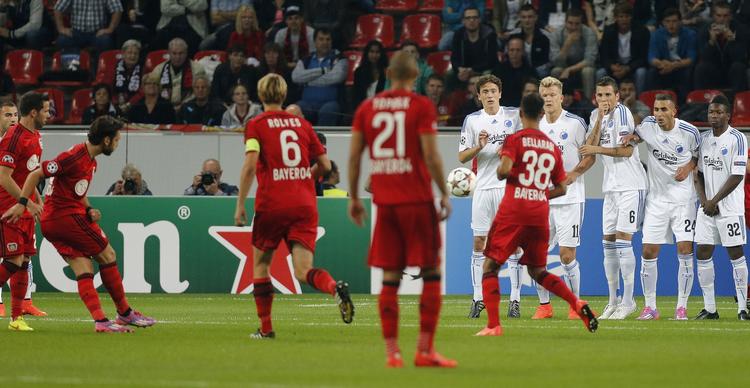 2-0. Et frispark bliver rettet af til 2-0-føringen til Bayer Leevrkusen. 