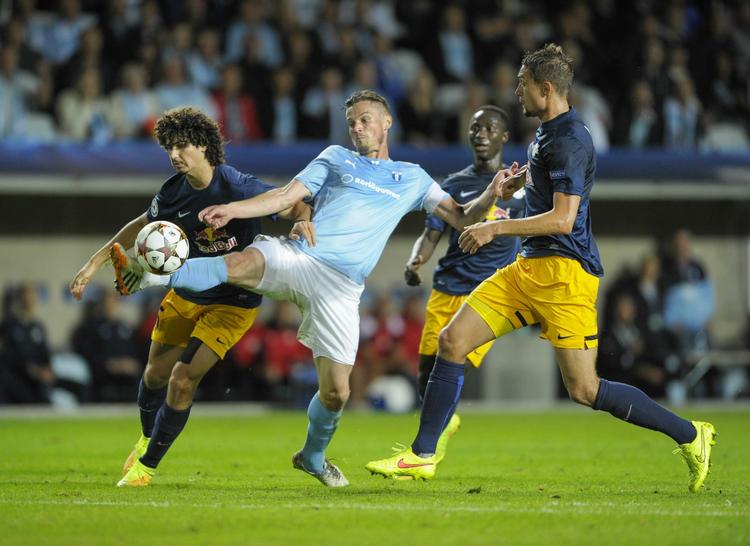 MATCHVINDER. Med sine to scoringer var Markus Rosenberg (i lyseblåt) tærkt medvirkende til, at Malmö FF er klar til Champions League. 
