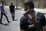 troskab. En soldat fra det syriske militær bærer et AK-47 gevær med et klistermærke med præsident Bashar Assad. Nye angreb med kemiske våben udført af Assad-tro styrker, får FN til at understrege vigtigheden af, at parterne overholder krigen regler. 