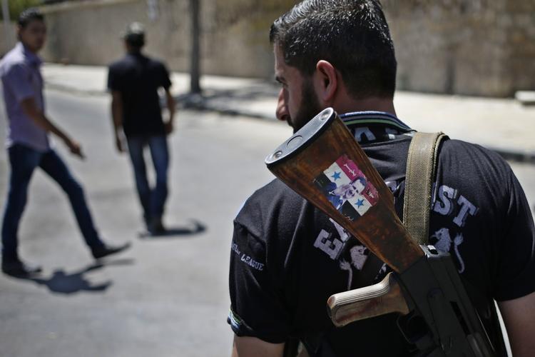 troskab. En soldat fra det syriske militær bærer et AK-47 gevær med et klistermærke med præsident Bashar Assad. Nye angreb med kemiske våben udført af Assad-tro styrker, får FN til at understrege vigtigheden af, at parterne overholder krigen regler. 