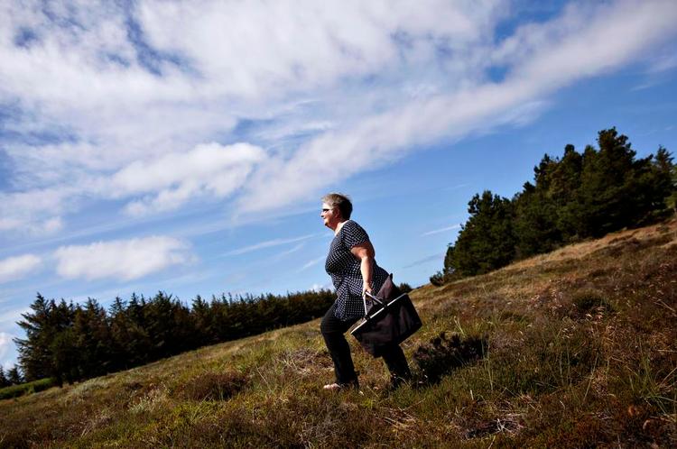 Fremmarch. Stenbjerg Kros energiske kromutter leder efter sortbær, men fårene har spist dem alle. Vilde urter og bær er fast krydderi på mange af kroens retter. 