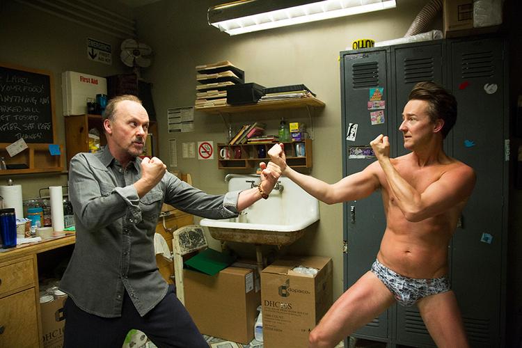 Nævekamp. Det ser sjovere ud, end det er, når Michael Keaton og Edward Norton skal slå lampetten af hinandens forfængelige ego i den tungsindige komedie 'Birdman', men æstetisk set er filmen mesterlig. 