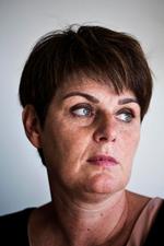 Frist. Mens Helle Bech taler med Politiken, dukker et brev op fra Ankestyrelsen. Her 8 måneder efter beder de om fuldmagt fra hendes mand. De skal have den inden 14 dage, ellers bortfalder sagen. 