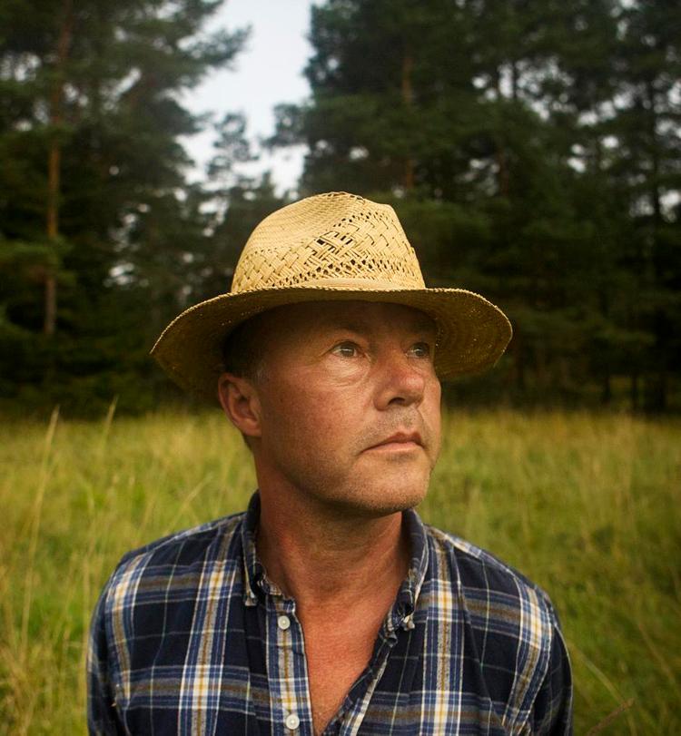 Pointeløs. Der er måske mange indskud i Frederik Sjöbergs roman, men han kan simpelthen skrive, selv når han ikke rigtig har noget at skrive om. 