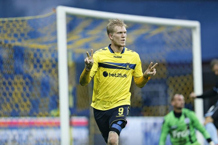 klubskifte. Simon Makienok har været rygtet til flere forskellige udenlandske klubber. Brøndby bekræfter nu, at der er forhandlinger om et salg af angriberen. 
