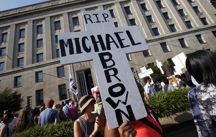 Protest. Demonstrationerne har være mange i byen Ferguson efter drabet på den 18-årig Michael Brown. Mange borgere kræver, at politiet ikke længere må bære militært udstyr. 