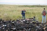 KATASTROFE. Resterne af MH17 styrtede ned på marker det østlige Ukraine. De to flyulykker er nu også en økonomisk katastrofe for Malyasia Airlines. 