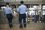 BEREDSKAB. Frygten for en forestående terrorangreb fik nordmændene til at øge sikkerheden og blandt andet skærpe bevogtningen af lufthavnen i Oslo. 