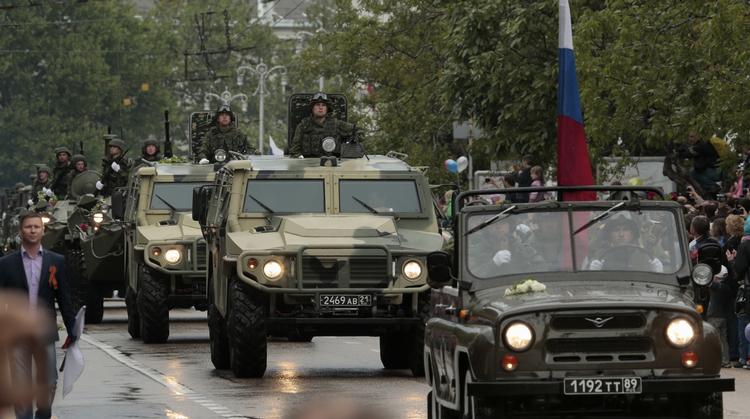 Konflikt. Ifølge Nato har Rusland en stor styrke soldater i det østlige Ukraine. Her ses nogle af slagsen i havnebyen Sevastopol, som russerne tidligere i år annekterede. 