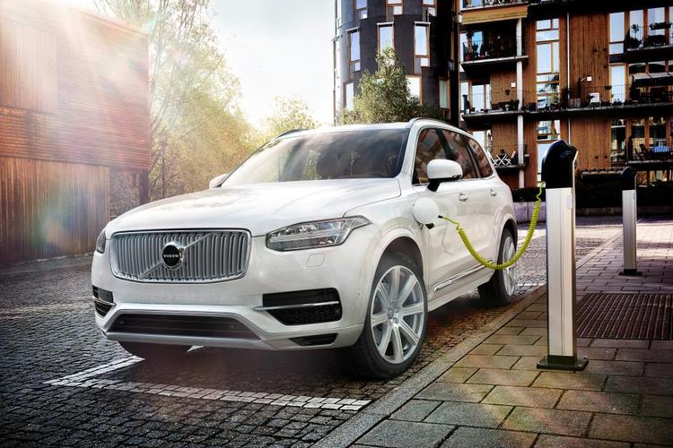 elektrisk. Her får topmodellen af den nye Volvo XC90 et skud strøm. Den kan køre op til 40 km på elkraft, hvorefter benzinmotoren tager over. 