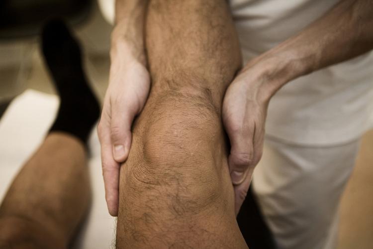 Kalveknæ. Der er øget risiko for knæproblemer, hvis man er overvægtig. Man kan dog også have kalveknæ uden at være overvægtig. 