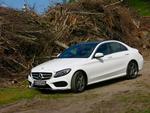 Klassisk. Mercedes C-klasse holder fast i en konstruktion med baghjulstræk. Det resulterer i glimrende køreegenskaber. 