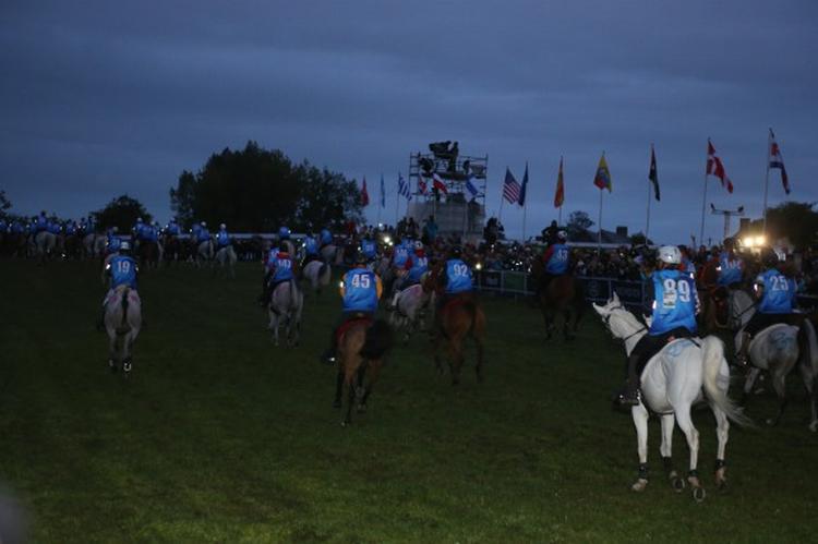 styrt. VM i distanceridning afvikles over 160 svære kilometer i Normandiet. 