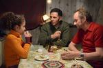 Desperation. 'La rançon de la gloire' er en film af vor tid, selv om den ærligt bekender sin kærlighed til Chaplin, hvis lig de to hovedpersoner (Benoît Poelvoorde og Roschdy Zem) kidnapper. Pigen er Zems datter, der bliver spillet af en lille skuespiller så hemmelig, at hendes navn ikke fremgår af noget pressemateriale. 